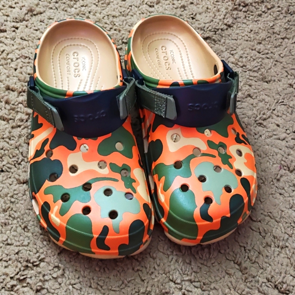 EUC men's camo Crocs